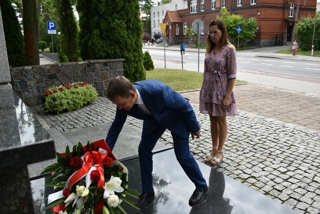 W Sztumie pod Pomnikiem Rodła przedstawiciele władz miasta złożyli kwiaty w 103 rocznicę plebiscytu na Powiślu, Warmii i Mazurach.