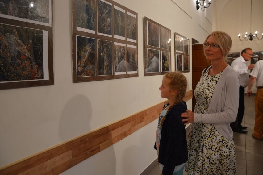 Pani Beata zabiera córkę Martynę na wszelkie eventy kulturalne w Pińczowie. Wystawę fotografii Henryka Majewskiego także zobaczyły.