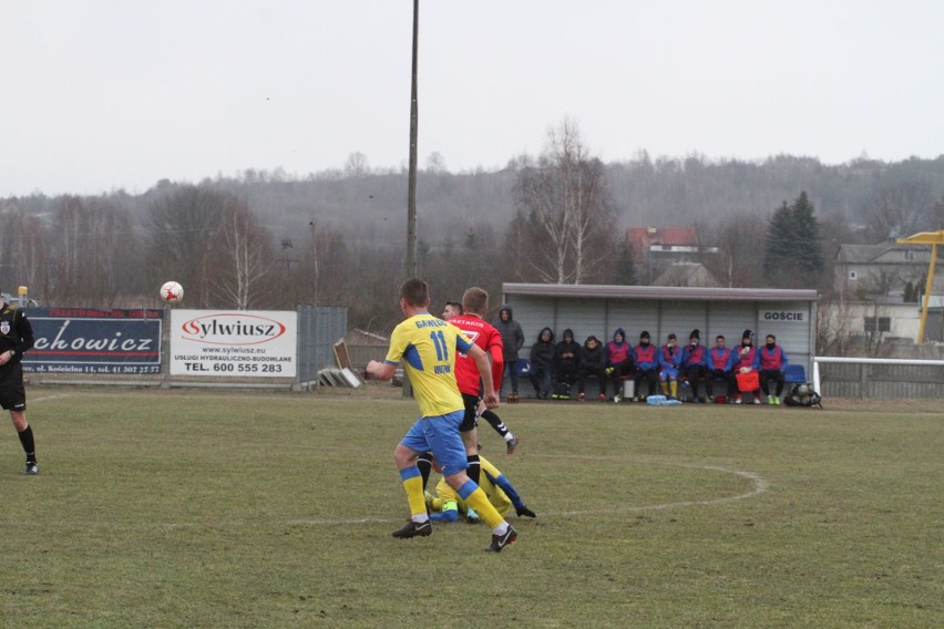 Trzecia liga. Ciekawy mecz w Daleszycach. Spartakus przegrał z Hutnikiem Kraków 0:1 [DUŻO ZDJĘĆ, WIDEO]