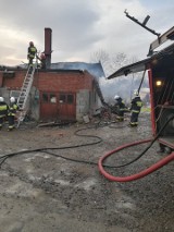 Gródek. Aż 60 strażaków walczy z pożarem budynku gospodarczego