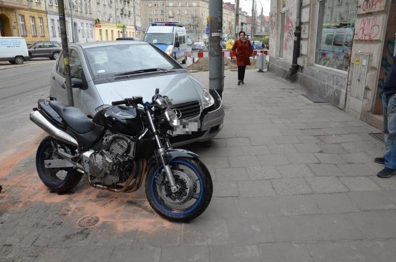 Wrocław: Wypadek na Nowowiejskiej. Motocyklista w szpitalu [ZDJĘCIA]