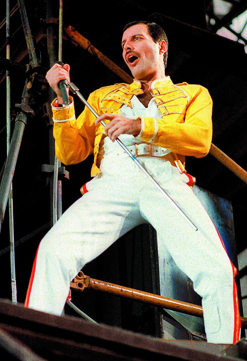 Freddie Mercury zmarł na AIDS w listopadzie 1991 roku.