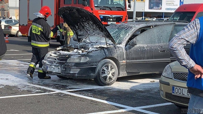 Pożar samochodu osobowego przy Castoramie w Opolu