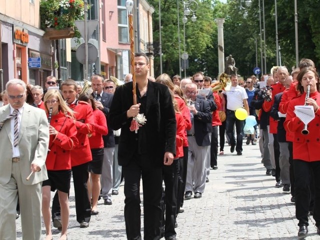 Barwna parada orkiestr dętych przeszła kielecką ulicą Sienkiewicza w Kielcach.