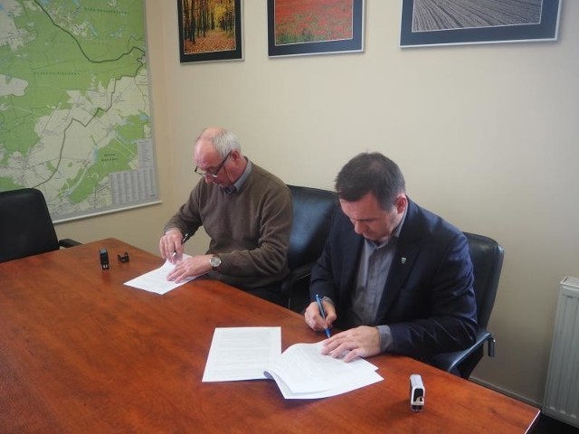 Jacek Sommerfeld (na zdjęciu z prawej), wójt gminy Czerwonak podpisał umowę na realizację drugiego etapu rewitalizacji Placu Zielonego w Czerwonaku