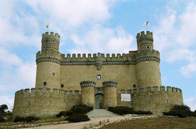 Zdjęcie ilustracyjne; Manzanares el Real- fachada del Castillo w Hiszpanii