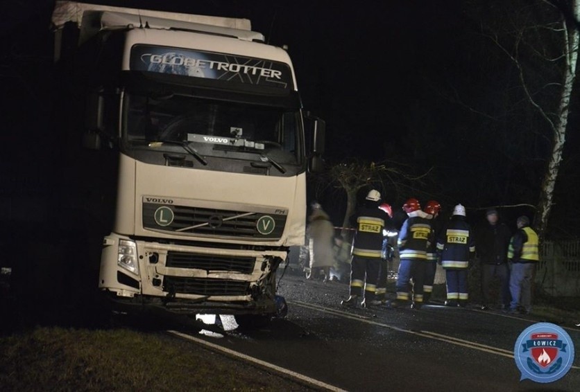 Tragiczny wypadek. Peugeot zderzył się z ciężarówką. Nie żyje 18-latek [zdjęcia]