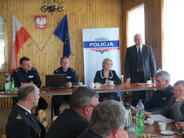 Prokurator Zenon Wędzicki (stoi) również wypowiedział się na  temat bezpieczeństwa w powiecie w ubiegłym roku.