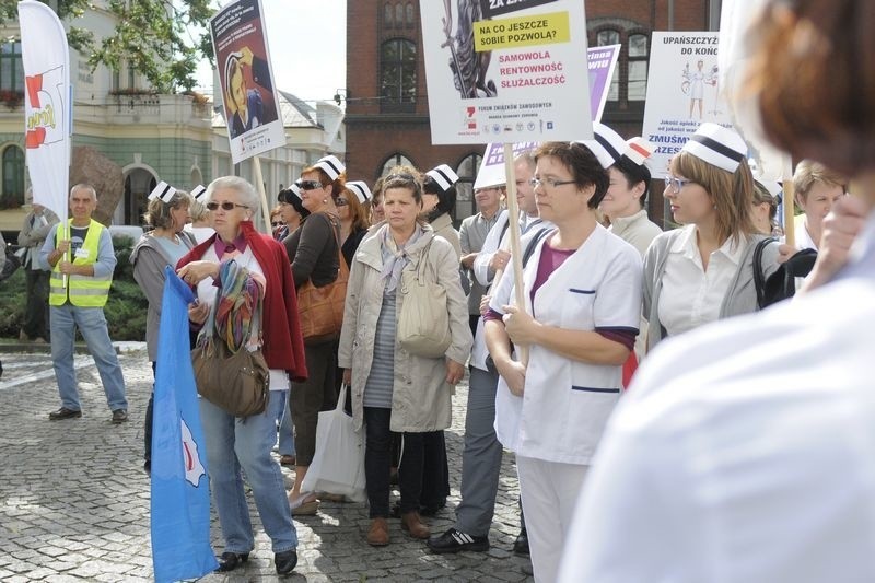 Pielęgniarki protestują przed Urzędem Wojewódzkim w Bydgoszczy [zdjęcia]