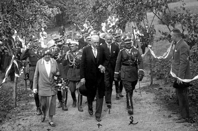 Pożegnanie prezydenta RP Ignacego Mościckiego w Chojnicach, sierpień 1927 r. Druga z lewej żona prezydenta Michalina Mościcka.