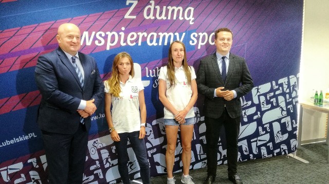 Angelika Mach (z lewej) i Izabela Paszkiewicz odwiedziły marszałka, Jarosława Stawiarskiego (z lewej). Towarzyszył im prezes KU AZS UMCS, Rafał Walczyk