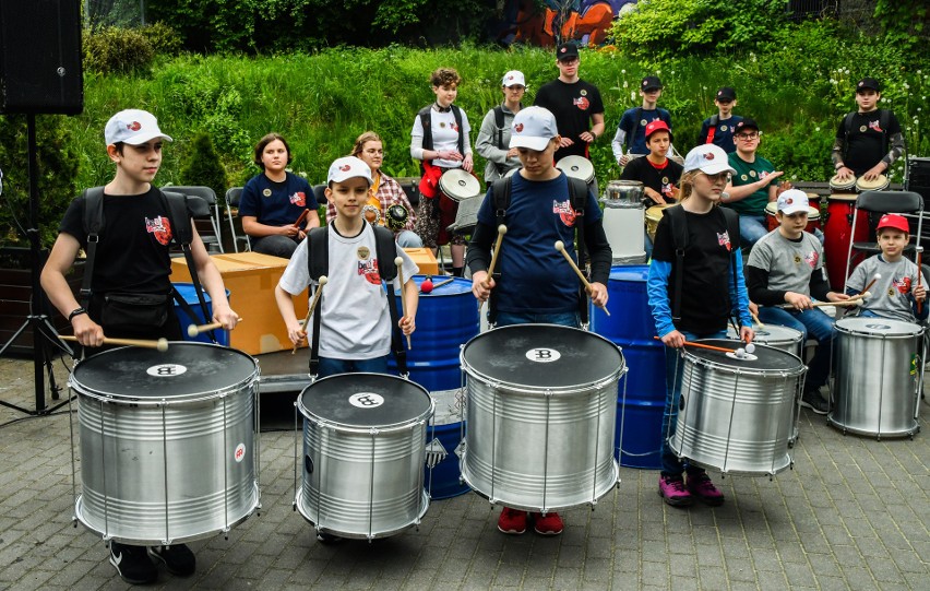 Dziecięca Orkiestra Recyklingowa przy bydgoskim MCK gra na...