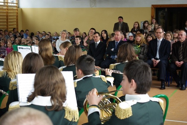 Przed gośćmi i młodzieżą w Borkowicach zagrała Powiatowa Młodzieżowa Orkiestra Dęta Vox Cordium z Przysuchy.