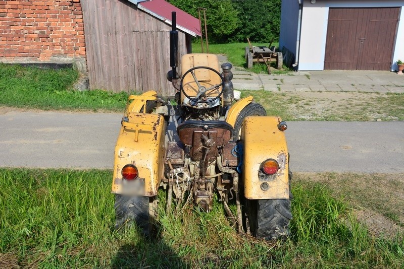 W Bałuciance, w powiecie krośnieńskim, 86-latek wpadł pod koła ciągnika rolniczego. Śmigłowcem został przetransportowany do szpitala