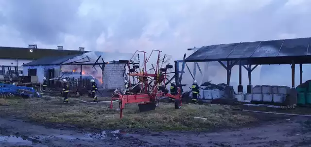 W niedzielę w jednym z gospodarstw we wsi Pawłowo Skockie w pomieszczeniu, gdzie była przechowywana słoma wybuchł pożar. Zobacz więcej zdjęć --->