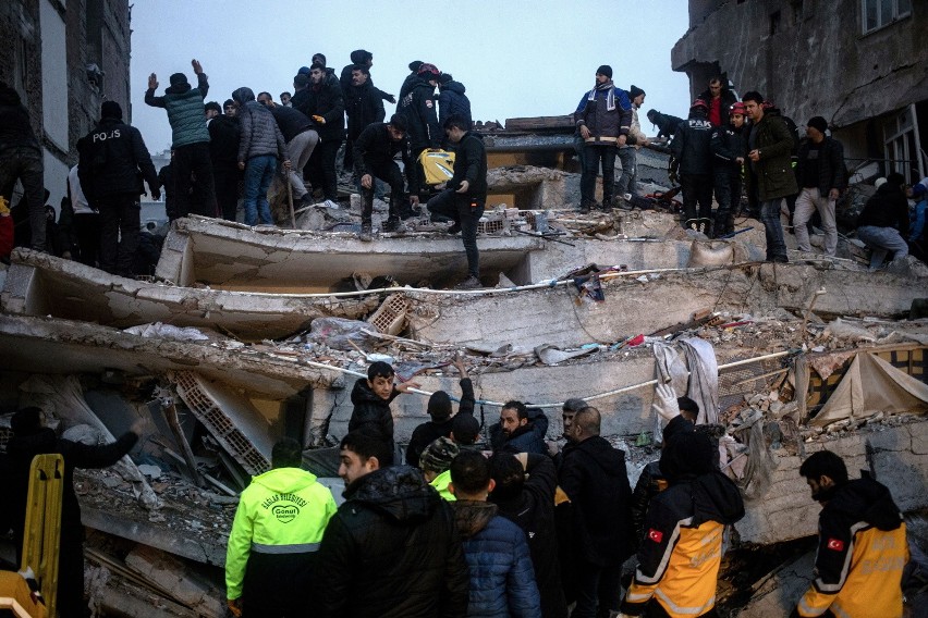 Silne trzęsienie ziemi nawiedziło Turcję. Liczba ofiar sięga już ponad 1600 osób