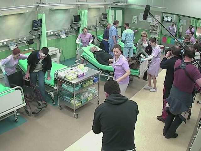 W polskim szpitalu istnieje podejrzenie, że jeden z przywiezionych pacjentów jest zarażony wirusem ebola. Na szczęście to tylko scenariusz jednego z odcinków serialu "Szpital".