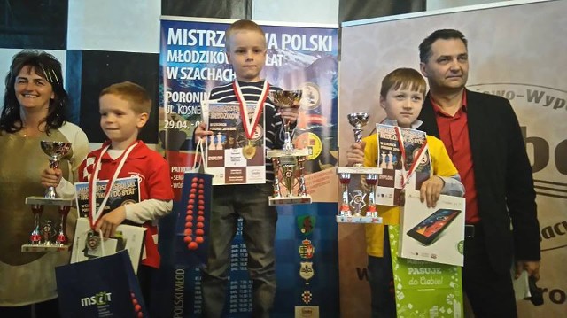 Wojtek (pośrodku) na szachowych mistrzostwach Polski w Poroninie pokonał w swojej kategorii 95 przeciwników