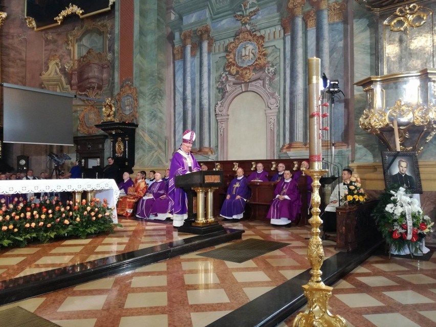 Pogrzeb abpa Bolesława Pylaka w archikatedrze w Lublinie. Wierni i duchowni żegnają metropolitę lubelskiego seniora