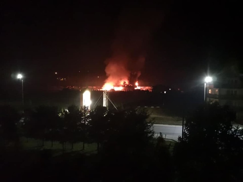 Mszana Dolna. Pożar tartaku wybuchł w nocy, strażacy walczyli z żywiołem kilka godzin. Straty są ogromne [ZDJĘCIA]
