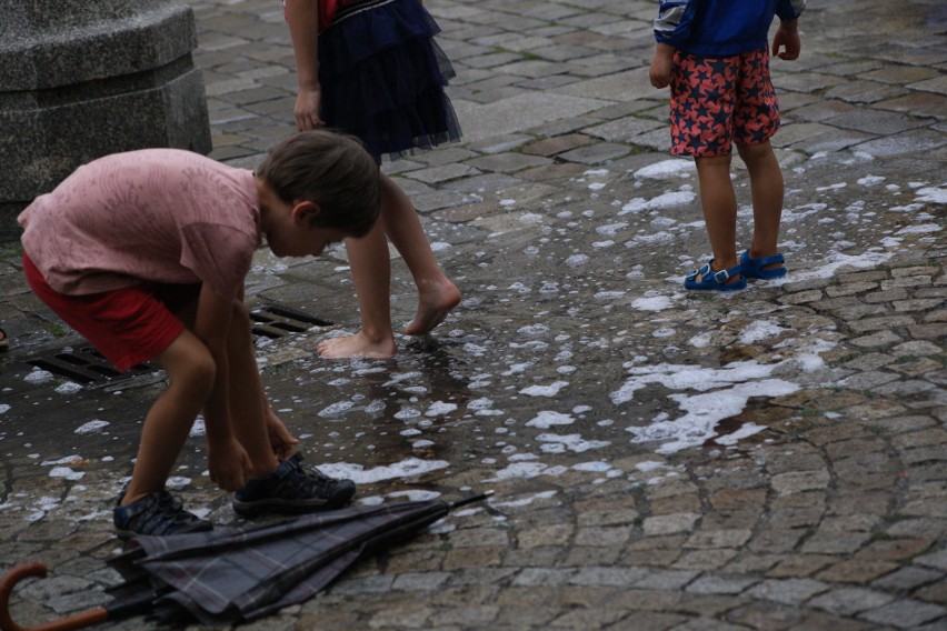 Tłum ludzi spacerujący po wrocławskim Rynku, podczas...