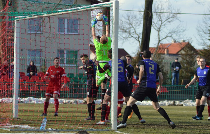 Sokół Nisko (czerwone stroje) pokonał Głogovię Głogów...