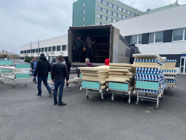 Mazowiecki Szpital Specjalistyczny przekazał między innymi łóżka i materace, które zostaną zawiezione do szpitala miejskiego w  Nowowołyńsku w Ukrainie.