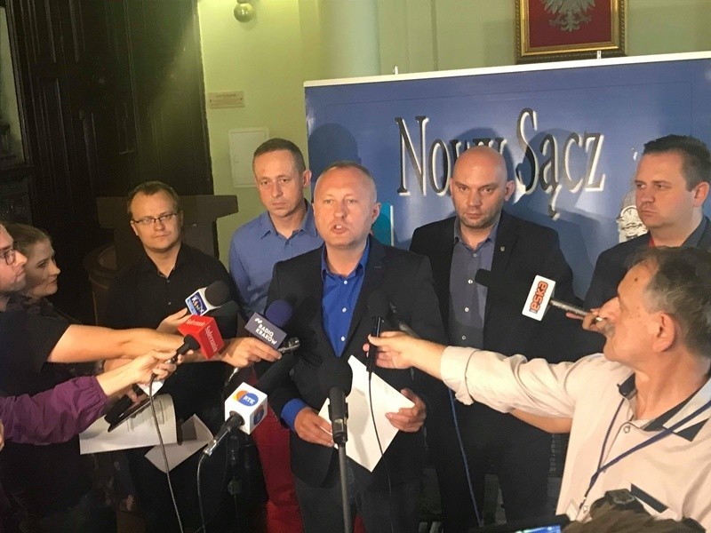 Grodzka Spółdzielnia Mieszkaniowa krytykuje Sądeckie Wodociągi, a wspólnicy spółki prezydenta Handzla