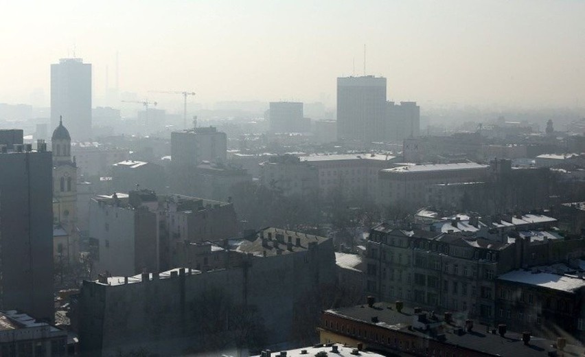 Łódź: straż miejska wystawia mandaty za palenie śmieciami w...