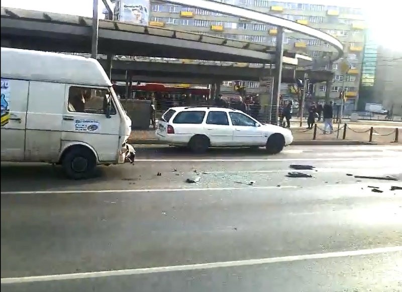 Wrocław: Wypadek i korki na rondzie Reagana (FILM, ZDJĘCIA)