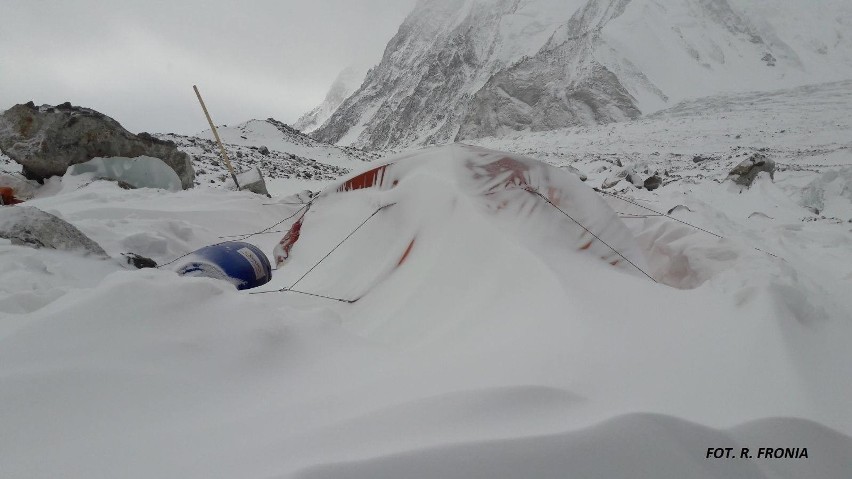Wyprawa na K2 udziałem Piotra Tomali z Lublina. Śnieżyce i spadające kamienie dają się himalaistom we znaki (ZDJĘCIA)