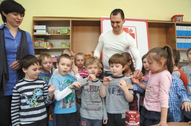 Sześciolatki z Przedszkola Samorządowego nr 2 "Pod słonkiem&#8221; w Białymstoku ułożyły wczoraj pierwszy metr złotówek. Teraz będą zbierać następne. &#8211; Dzieci bardzo lubią tego typu akcje &#8211; mówi Bartłomiej Bielawiec, wychowawca grupy starszaków.