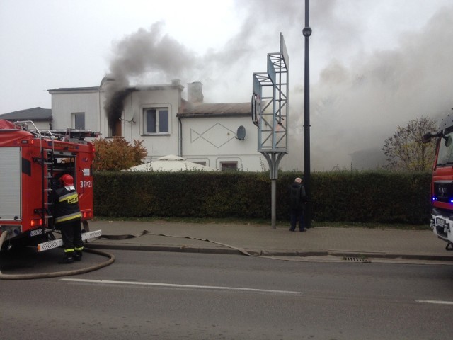 Trwa akcja gaszenia pożaru do którego doszło dziś koło południa w Kobylnicy.