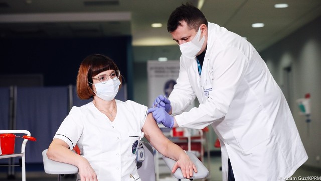 Pierwszą zaszczepioną w Polsce osobą była Alicja Jakubowska, naczelna pielęgniarka szpitala MSWiA w Warszawie. Szczepionkę podano jej o godz. 8.32 w niedzielę