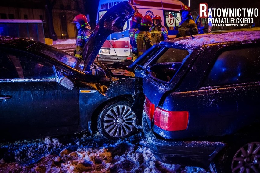 Ełk. Pijany kierowca uszkodził trzy auta na parkingu