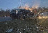 Groźny wypadek. Samochód osobowy zderzył się z ciągnikiem rolniczym w Mogielnicy. Trzy osoby ranne
