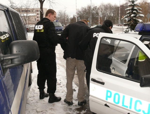 Policja przewozi 25-letniego mężczyznę na przesłuchanie do prokuratury.