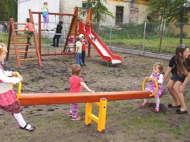 Huśtawki, drabinki, zjeżdżalnia &#8211; to raj dla najmłodszych! Plac zabaw w Starym Korczynie tętni gwarem.