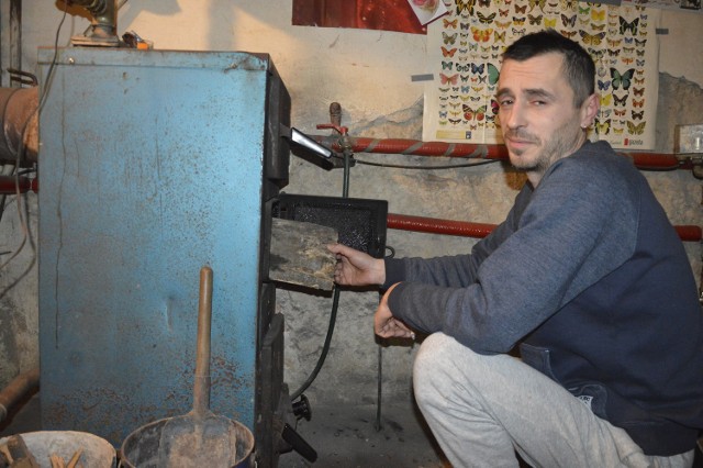 Daniel Powałka z Moszczenicy  czeka na program wymiany pieców, ten w jego domu ma już 18 lat.