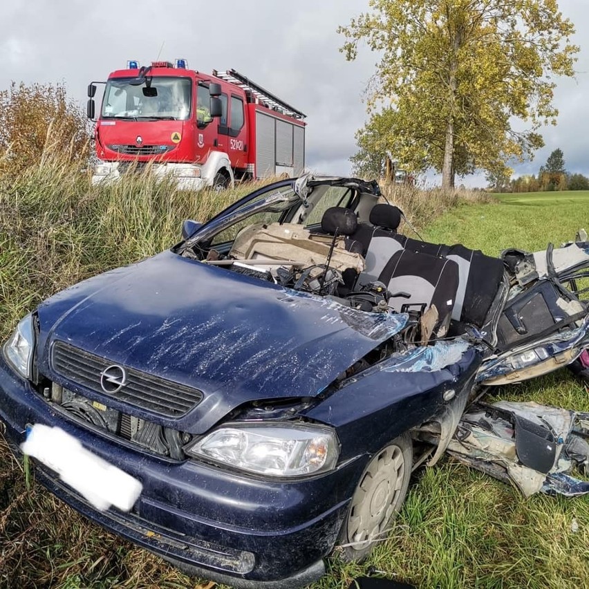 Czukty. Wypadek na drodze lokalnej. Opel astra zderzył się z koparką. Kierowca osobówki został przetransportowany do szpitala śmigłowcem LPR