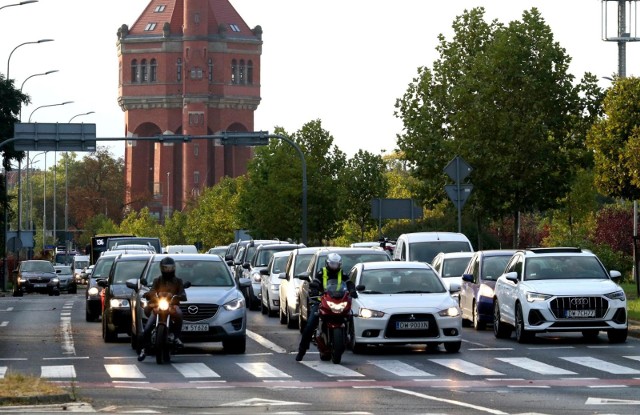 Przez ostatnie lata polityka komunikacyjna wrocławskiego magistratu dosyć mocno się zmieniała. O ile jeszcze kilkanaście lat temu można było mówić o pokrzywdzonych pieszych czy rowerzystach, o tyle teraz pomijani czują się kierowcy. - Wiele wrocławskich inwestycji realizowanych za kadencji Jacka Sutryka nie służy niczemu więcej poza utrudnianiem życia - narzekają i postanowili zaprotestować dziś w Rynku. Sprawdziliśmy Wasze komentarze w tej sprawie w mediach społecznościowych. Wygląda na to, że w ostatnim czasie kierowcy mają we Wrocławiu sporo powodów do narzekania. Co ich najbardziej "wkurza"? Sprawdźcie.Przejdźcie dalej do kolejnych zdjęć i opisów przy pomocy strzałek