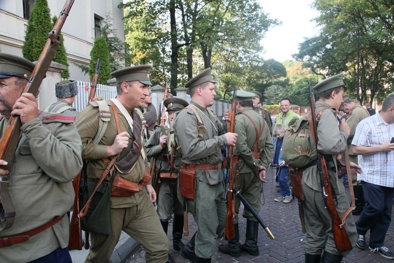 Piknik historyczny przed łódzką katedrą [zdjęcia]