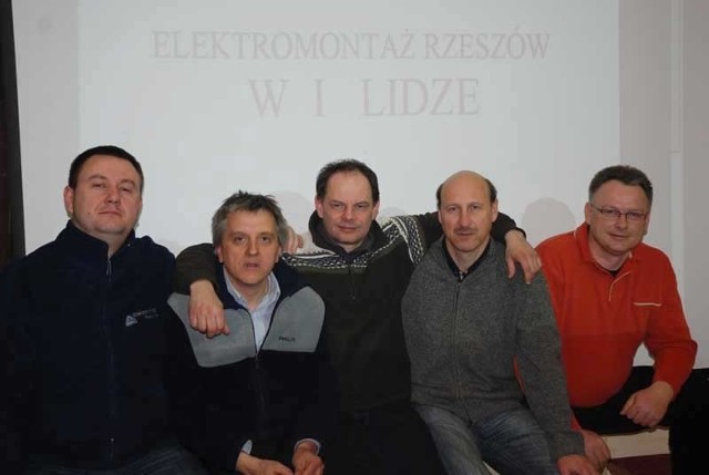 Zespół Elektromontażu wrócił do rozgrywek I ligi. Siedzą od lewej: Tomasz Ukraiński, Jacek Znamirowski, Marek Pietraszek, Roman Opaliński i Przemysław Zawada