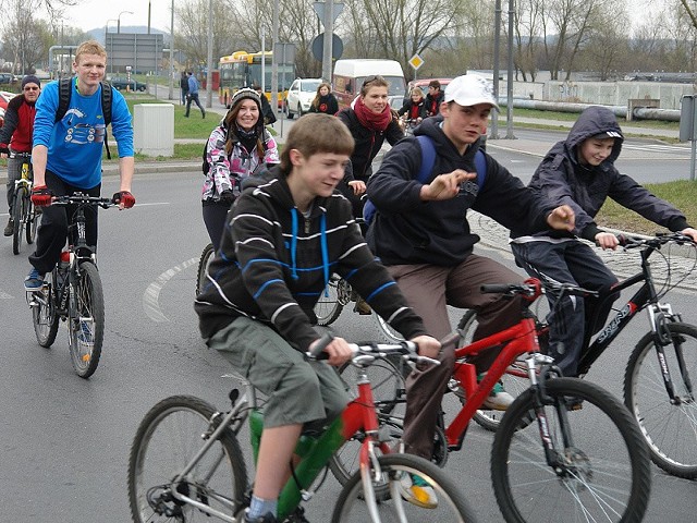 W pierwszym, miejskim rajdzie ( 15 kwietnia) wzięło udział blisko 150 cyklistów