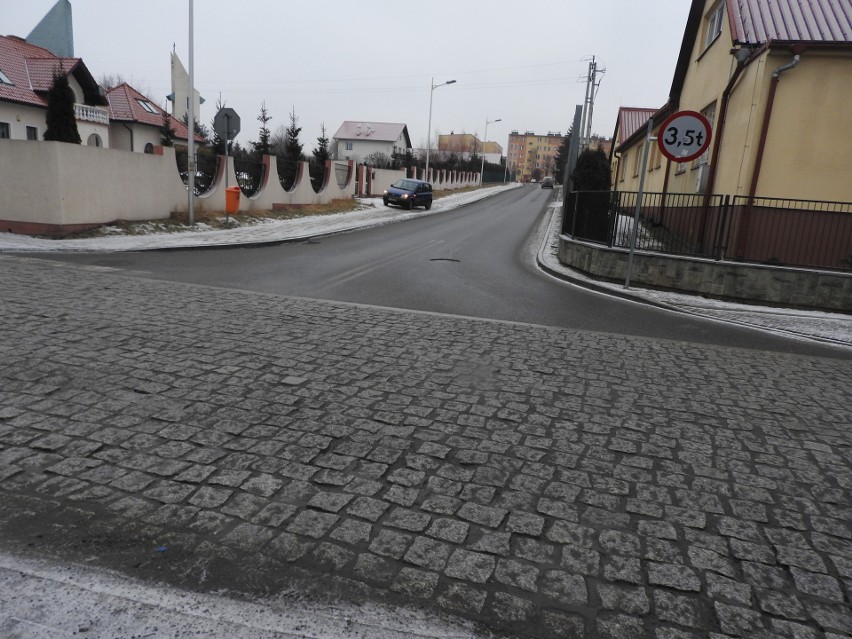 Widok na łącznik od ulicy Starowiejskiej. Kostka brukowa, na...