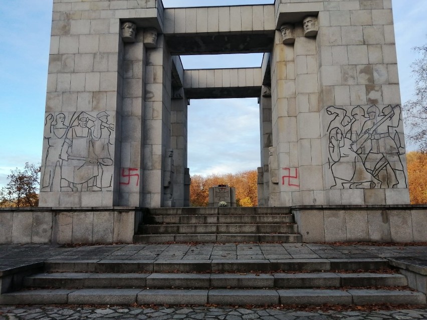 Wandale zniszczyli pomnik na Górze św. Anny. Chcieli zepsuć Święto Niepodległości?