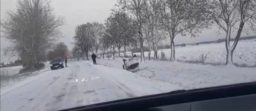 Ślisko na drogach. Trzy wypadki o poranku w regionie [ZDJĘCIA, WIDEO]