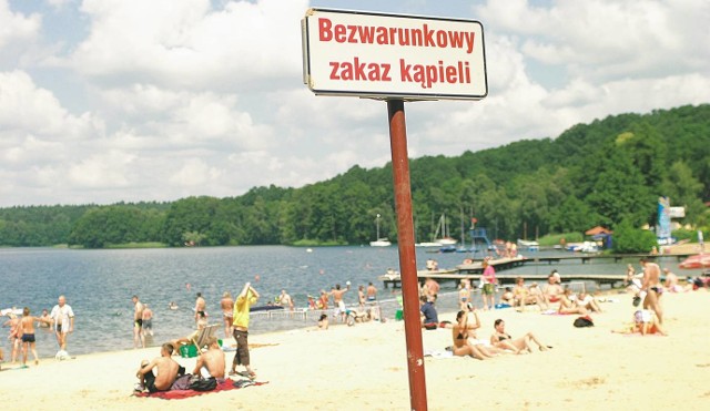 Tablica z zakazem kąpieli w jeziorze Lipie pod Strzelcami Krajeńskimi nie przestraszyła dzisiaj plażowiczów. Tymczasem sinice mogą spowodować wysypki, kłopoty żołądkowe czy bóle mięśni.