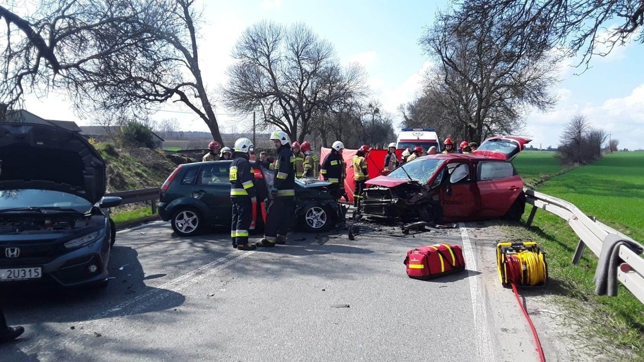 Śmiertelny wypadek koło Łodzi. Za kierownicą 92-latek. W zderzeniu w dniu 12.04 we wsi Lipiny na drodze krajowej 72 zginęły dwie osoby!
