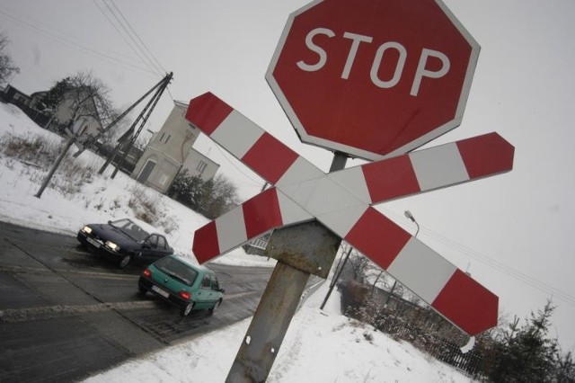 Ulica Tysiąclecia w Opolu. Codziennie przejeżdżają tędy tysiące samochodów. Każdy musi się zatrzymać przed torami, choć kolejowa drezyna kursuje tędy tylko raz w miesiącu.